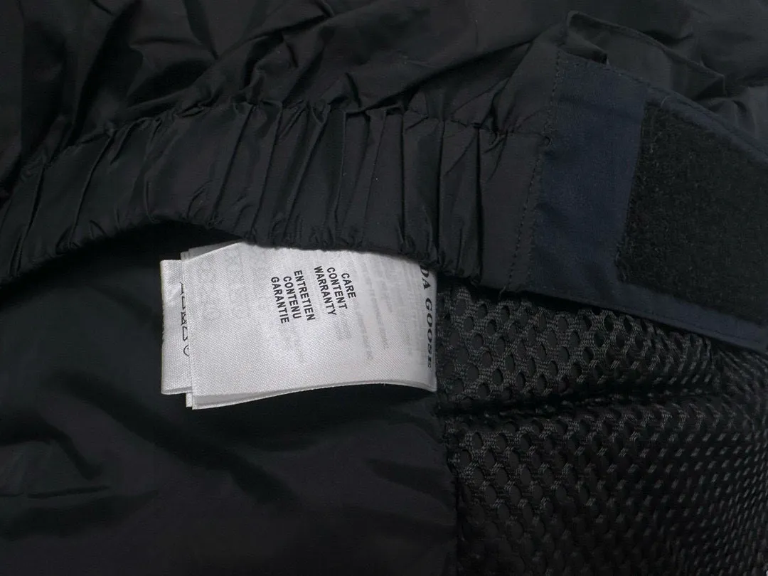 P780 Top Purchasing Version (Wolf Hair Optional) 🇨🇦CANADA GOOES 24 new models 08 models/couple models Factory direct supply: supplying global purchasing agents, micro-business, entities, Tmall, high-end stalls and studio cooperation, free shipping! Canada Goose Expedition Parka 2008 is the same style for men and women. It is mid-length and the most timeless classic. All Arctic and Antarctic scientific expedition teams choose Canada Goose as their cold-proof equipment. It is the Rolls-Royce of down jackets. ➖ Industry-leading anti-counterfeiting chip sensing. ➖ Imported Behringer embroidery machines and customized embroidery labels, the highest level and industry leading. ➖ Imported Korean 21-count polyester-cotton blended original fabric, TC85 waterproof coated fabric, water-repellent, windproof and wear-resistant. ➖ The new national standard 80 white duck down is filled with an average of 520 grams of down. The amount of down filled is industry-leading. ➖ 100% nylon lining with double double-layer sealing design to prevent velvet running, and seamless thread design on the cuffs! ➖ Western Canadian Green Wolf Collar. ➖ Yoshida YKK provides original factory-customized electroplated sliders. YKK two-way lockable zippers are tight and smooth and do not peel off paint. ➖ 3M composite Velcro is durable and the accessories and hardware are all custom-made. Note: Our copywriting is only simple and clear. Instead of bragging about the copywriting, it is better to compare and understand with samples. Only for the purest goose, the most dedicated, the most professional, the highest quality, the highest cost performance!  Size:XS-XXL